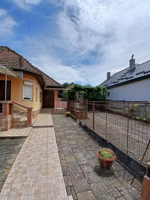 Casă de vânzare cu teren aferent