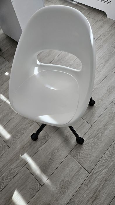 Scaun alb IKEA cu roți, stare foarte bună, modern