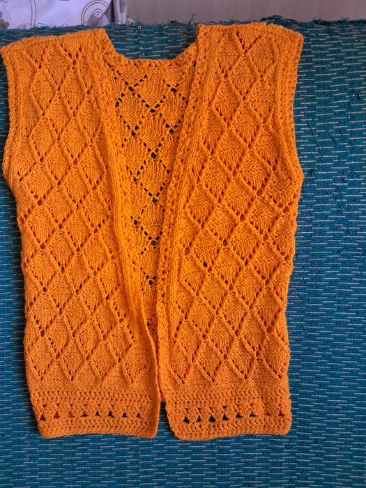 Жилетка связана руками