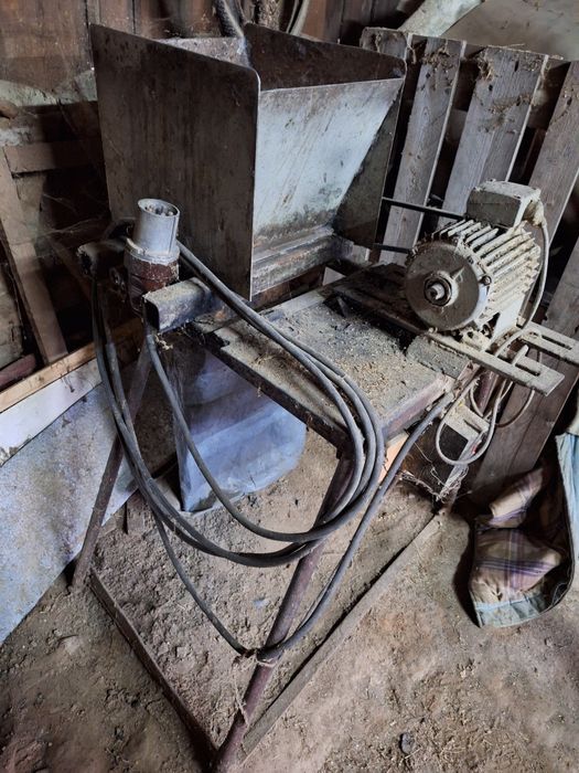 Mașină de tocat mere  cu cos de inox și motor trifazic.