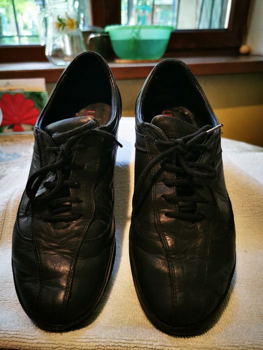 Продам кожаные кроссовки