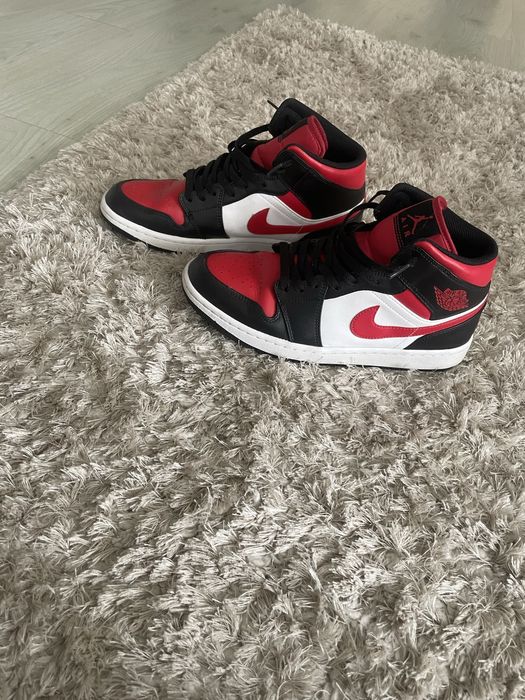 Jordan 1 Mid red