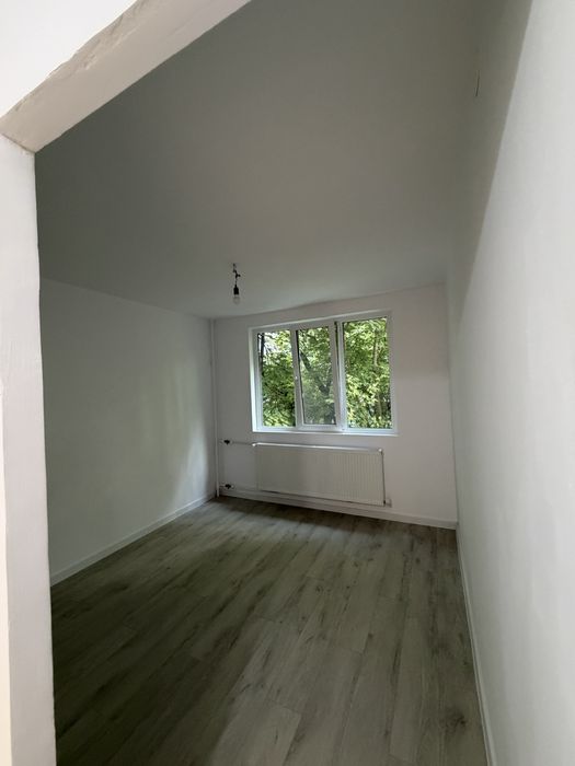 Apartament decomandat 3 camere .  Apartamentul are centrala de bloc ( centrala pe scara )