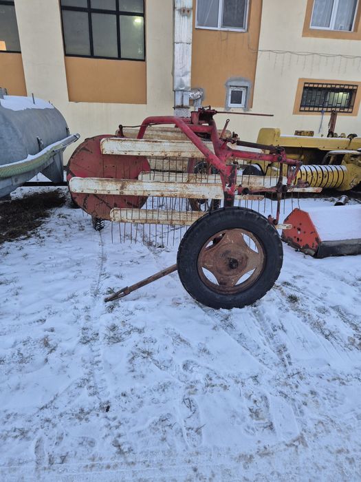 Greblatoare la pieptăn după cal sau tractor