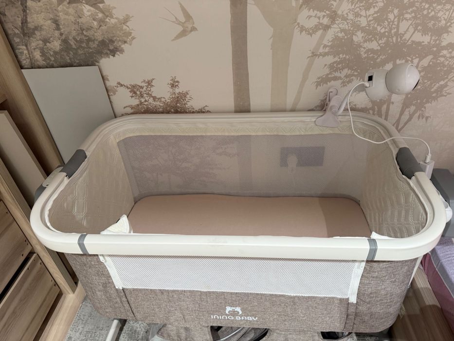 Почти новая кроватка-маятник. Электронная. до 1,5 лет + подарки