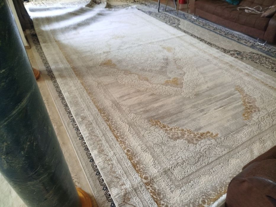 Turkiya gilami. 2.5x4.5 oʻlchamda. Xolati yangi. Narxi: 2.5 mln.