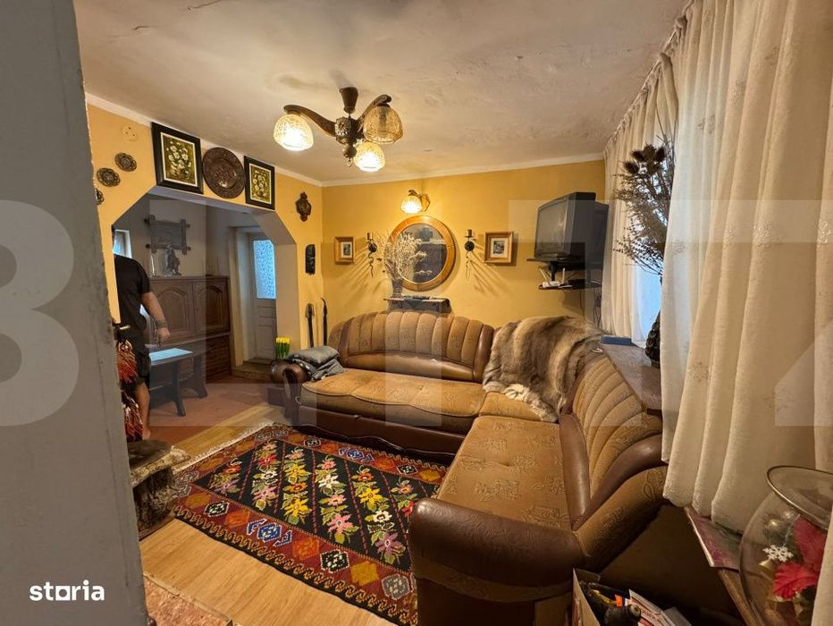 Casa batraneasca si teren 1200mp, Calinesti