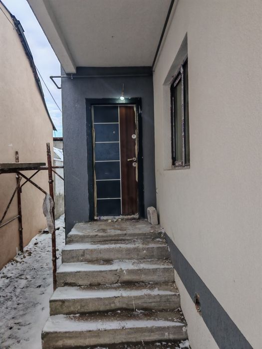 Preț cu TVA inclus Vila  garaj + beci+magazie),parter + etaj zona cent