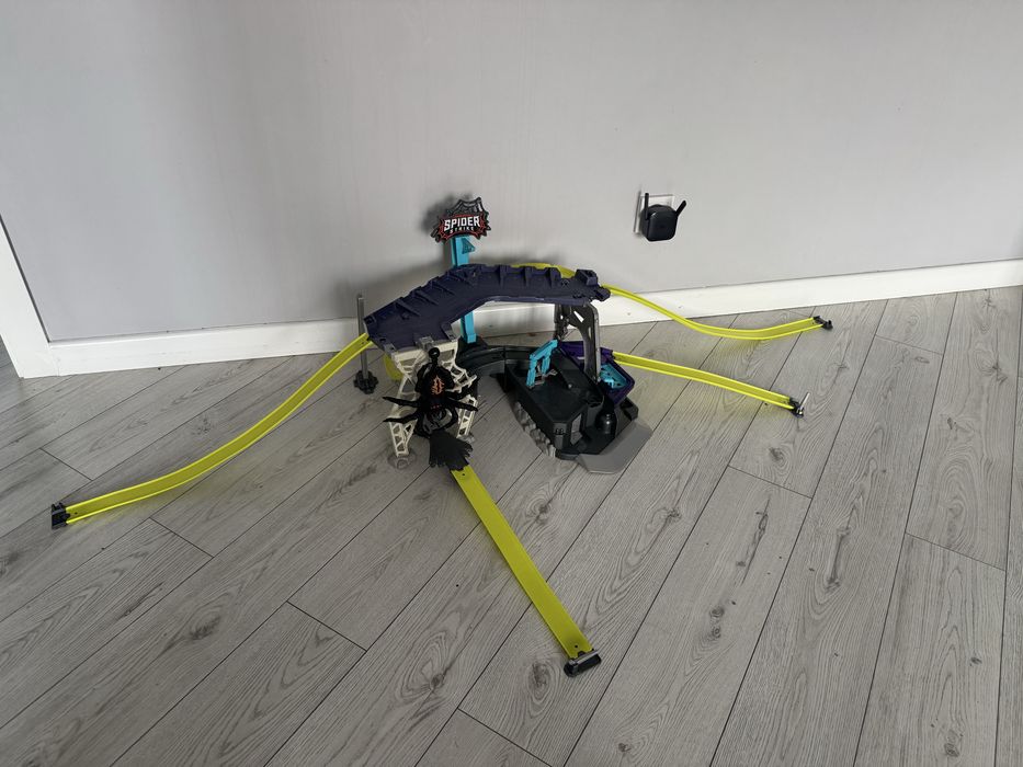 Трек hot wheels паук