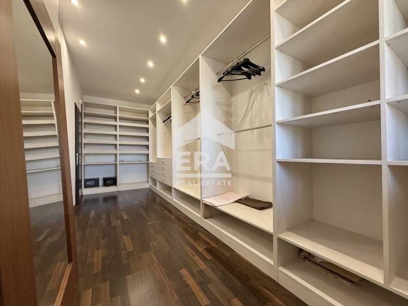 Луксозен четиристаен апартамент под наем с просторна тераса в комплекс