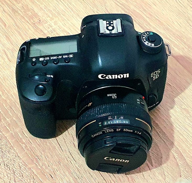 Canon 5D mark III + Canon 50mm 1.4 + 2 carduri de 64gb