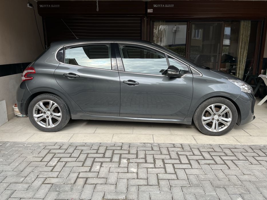 Продавам Peugeot 208