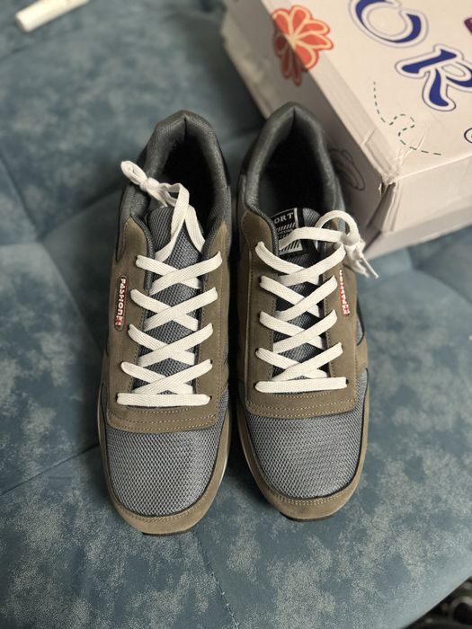 Продаю кроссовки новые 43 р