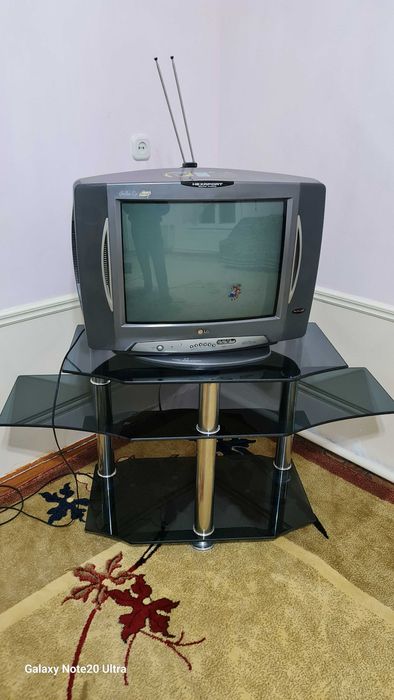 TV va Potstavka, savdosi bor, TV ishlaydi.