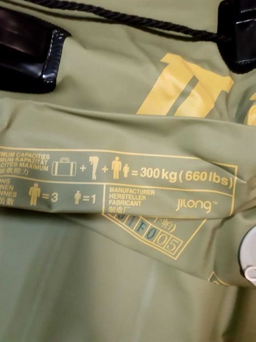 Лодка резиновая . Длина 3,1 м