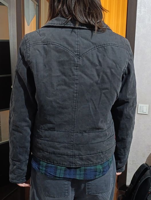 укороченная черная куртка от Levi Strauss