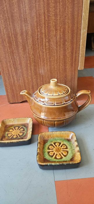 Ретро 70-те Кафяв чайник 1.5л + 2 чинийки за десерт