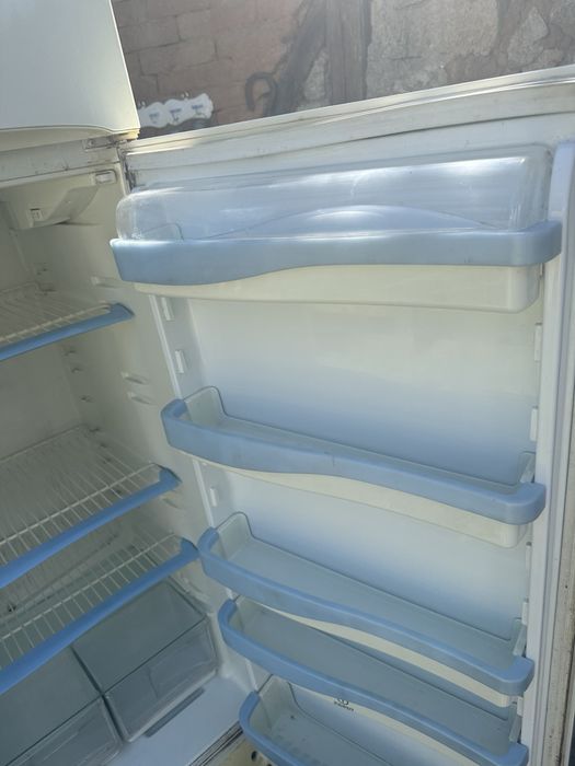 Хладилник Indesit с горна камера