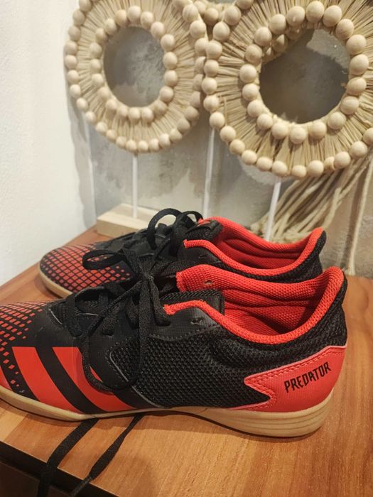 Adidași roșu cu negru noi fără eticheta