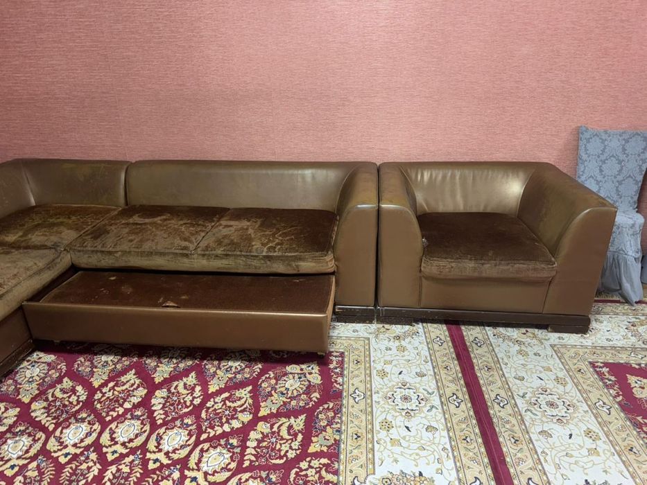 Угловой диван,с креслом
