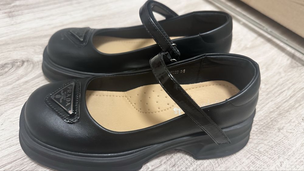 Продам туфли на девочку, р.34