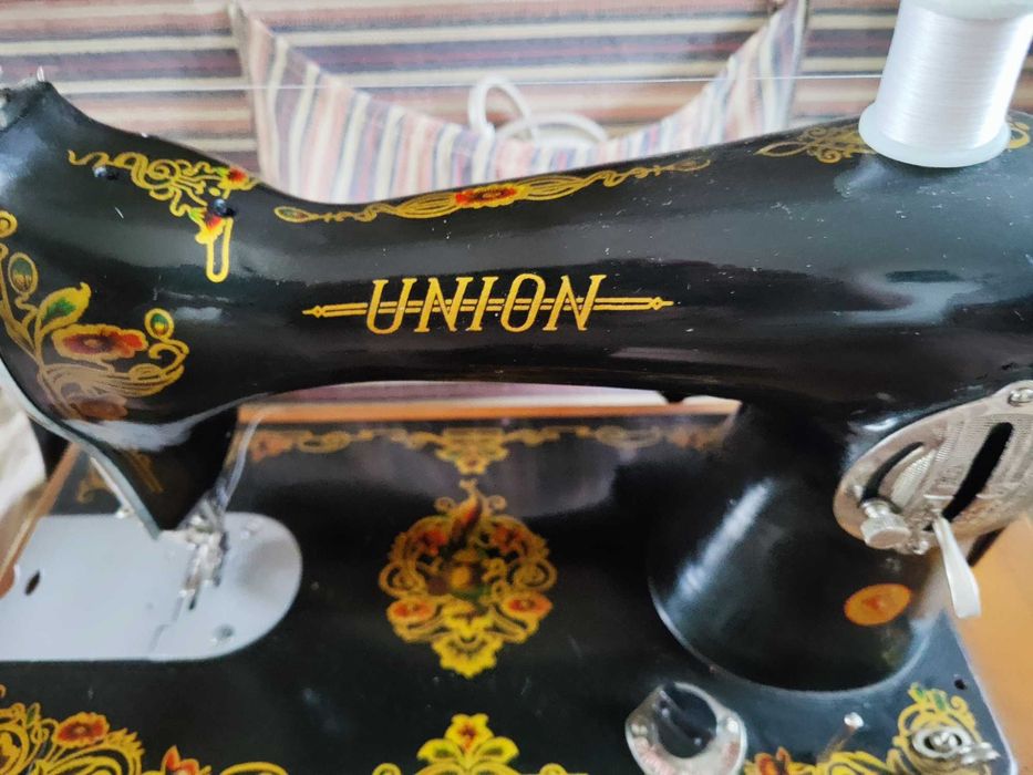 Продава се руска шевна машина "UNION".
