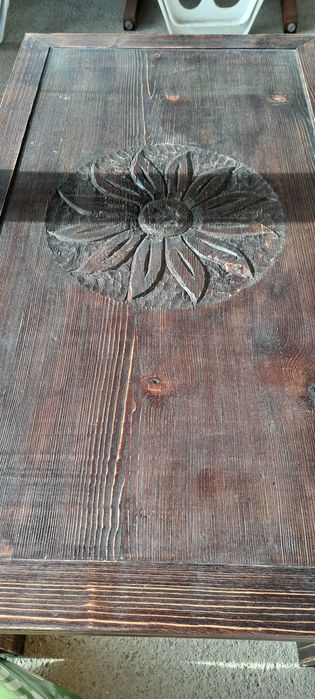 Дървена холна маса с дърворезба