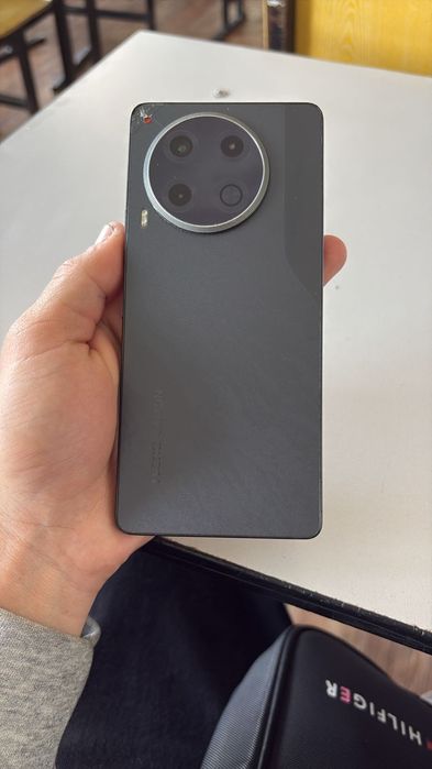 Обменяю tecno camon 30