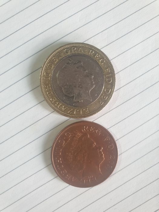 Монети от 2 паунда стерлинги и монета от  2 пенса