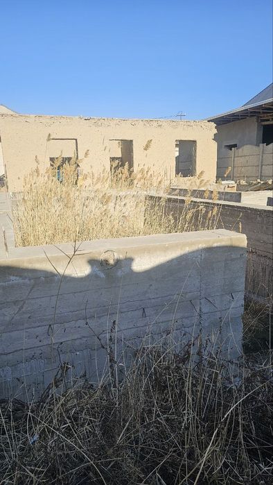 Qurilishi tugalanmagan.  Uchastka. Yeri. Sotiladi.