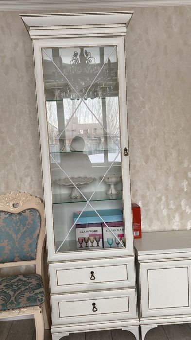 Продам шкаф-сервант