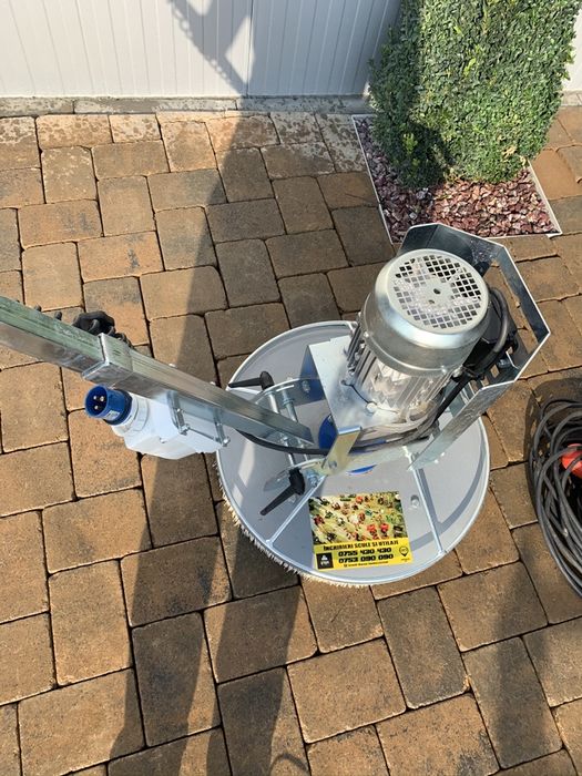 Inchiriez perie curatat spalat pavaj pardoseli covoare mochete