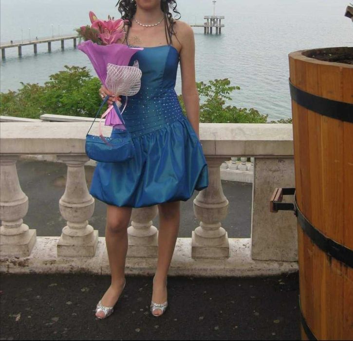 Продавам бална синя рокля и чантичка към нея.