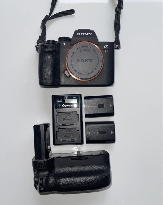 Sony A7R III + вертикальный хват Sony + 2 оригинальные батареи Sony
