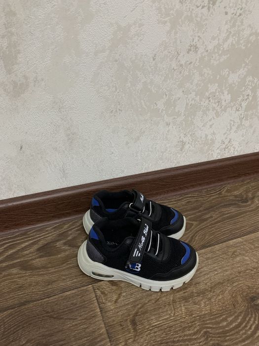 Продам детские кроссовки