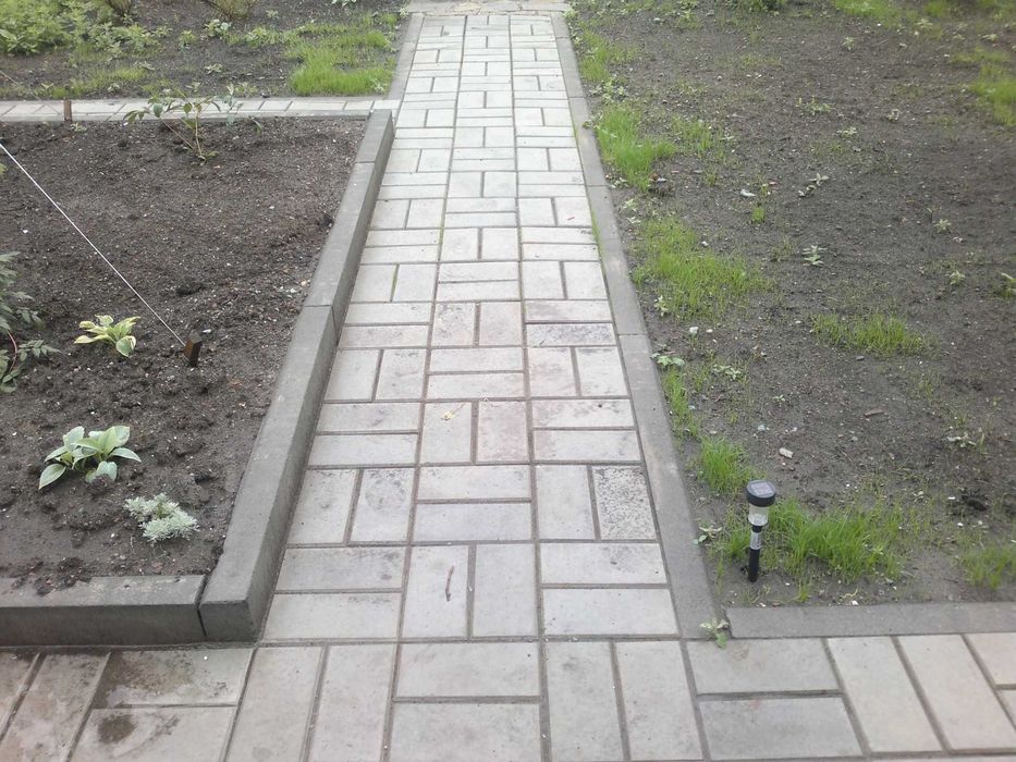 Дорожный бордюр, поребрик.