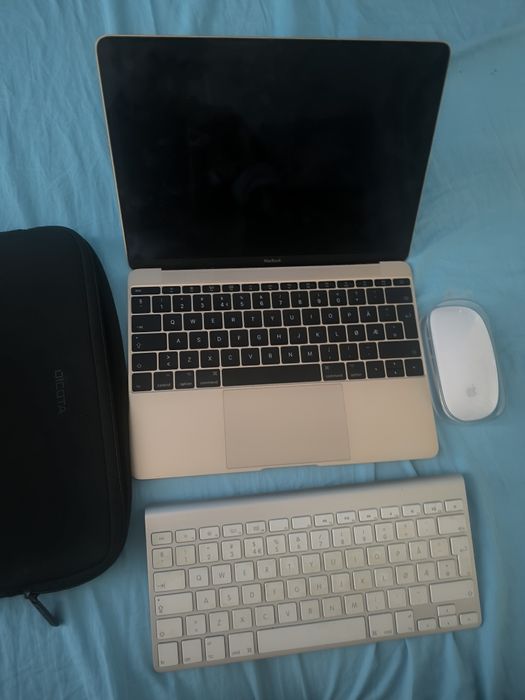 Vând MacBook Pro 13″ aproape ca nou, folosit doar de 2 ori!