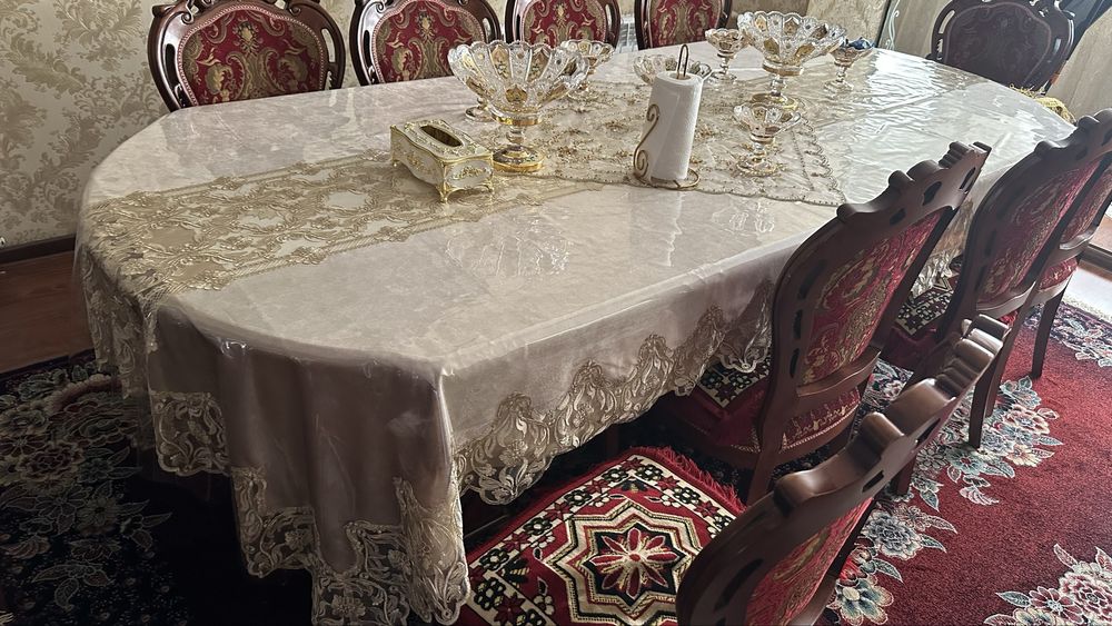 Продается большой стол со стульями