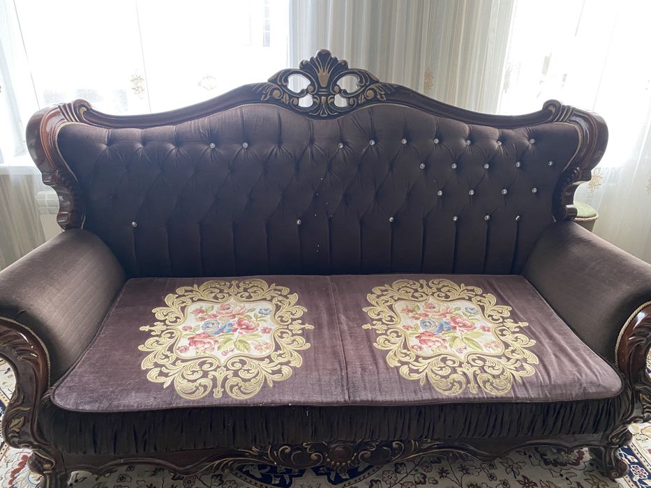 Диван с двумя креслами