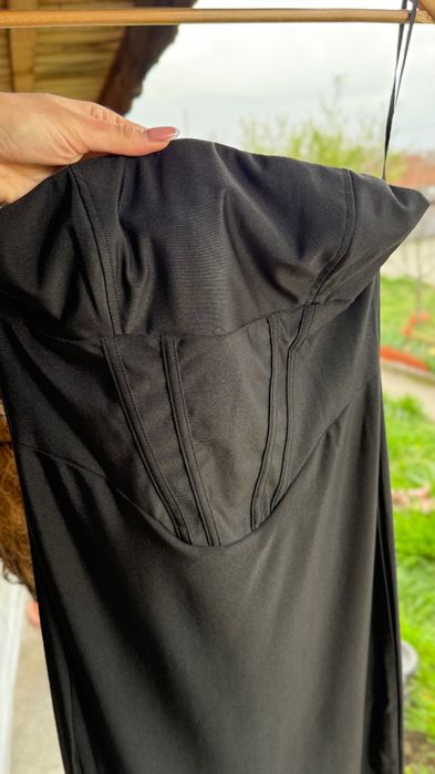 Черна рокля с пера