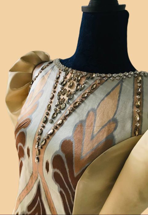 Нарядное платье ручной работы с восточным узором и декором