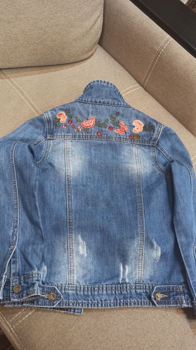 Продам джинсовый пиджак для девочки