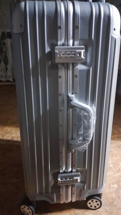 Продаю  чемодан новый