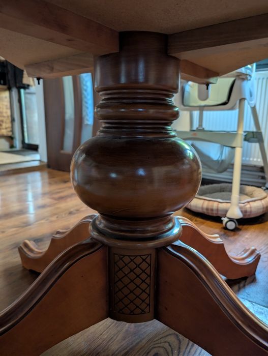 Colțar și Masă Extensibilă Clasică din Lemn (Ovală / Rotundă) – 115-154 cm