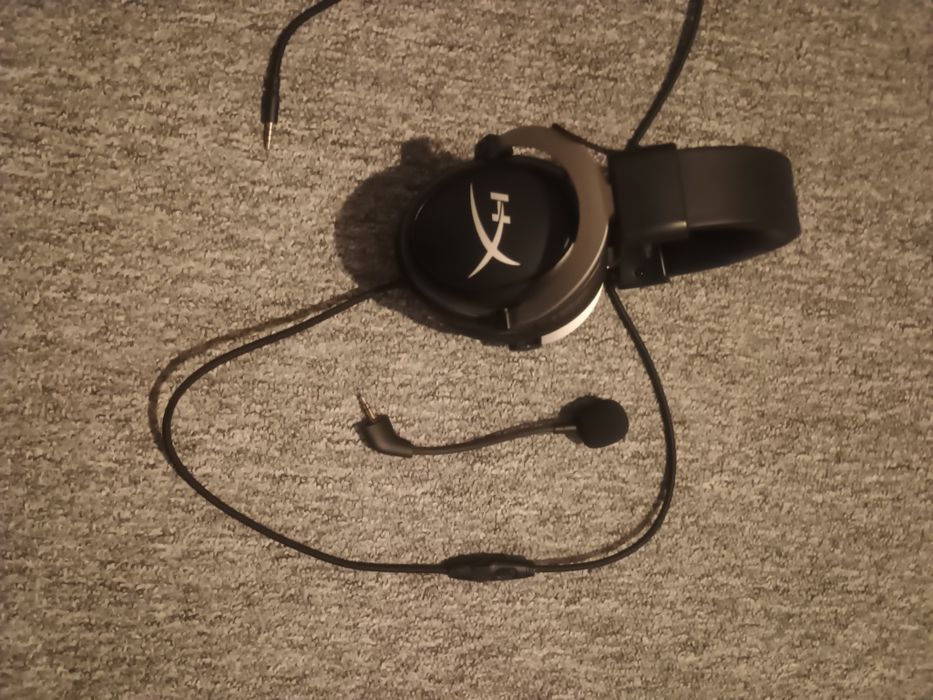 Căști Hyperx cu microfon funcțional și detașabil
