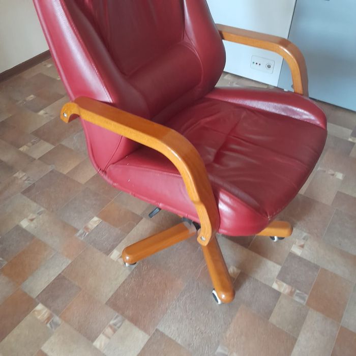 Кресло кожаное красное