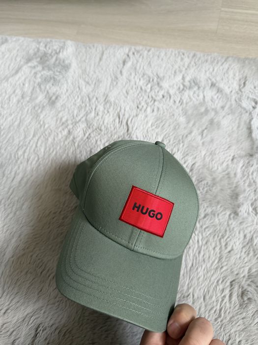 Hugo sapca unisex culoare verde masliniu cu logo rosu marime universala noua originala