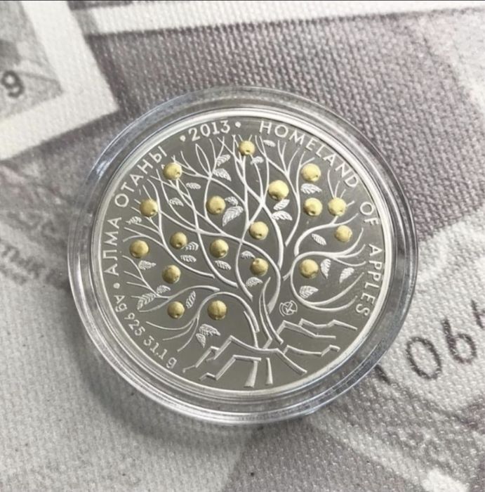 Продам серебряную монету Родина Яблок