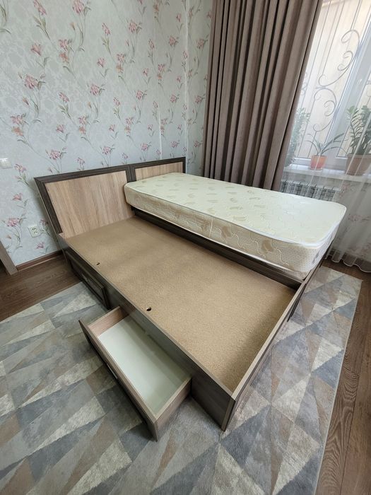 Две кровати с матрасами и ящиками