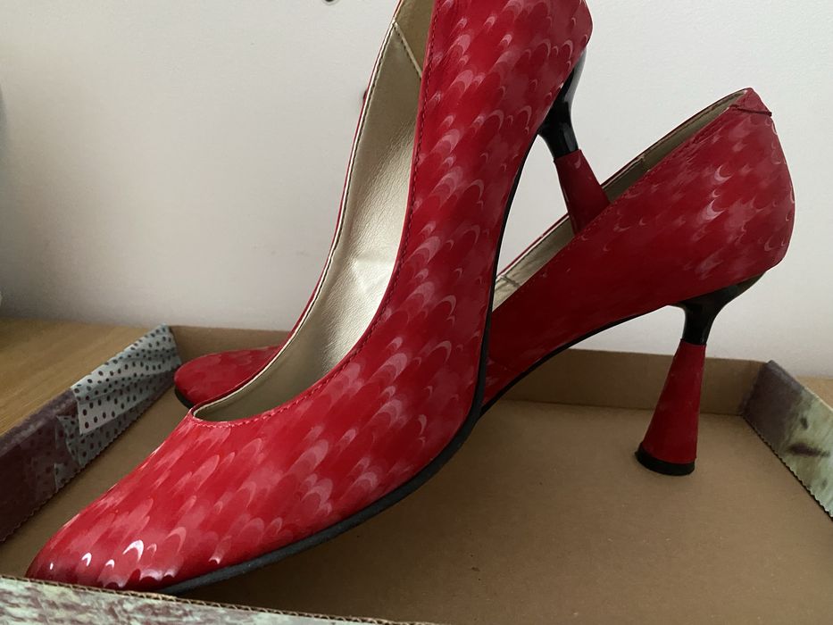 Vand pantofi eleganti!